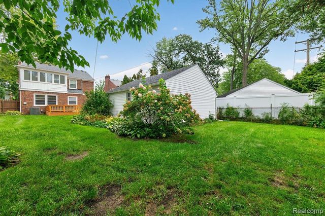 1803 Littlestone Road, Grosse Pointe Woods, MI 48236