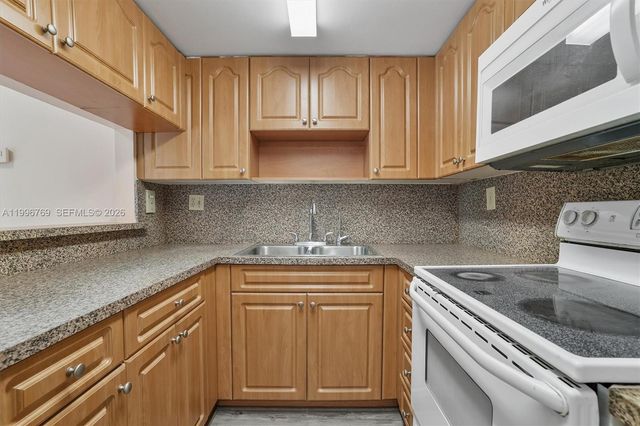 995 SW 84th Ave 309, Miami, FL 33144