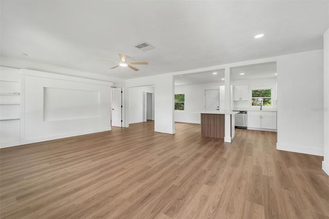 180 N KENTUCKY AVENUE, Umatilla, FL 32784