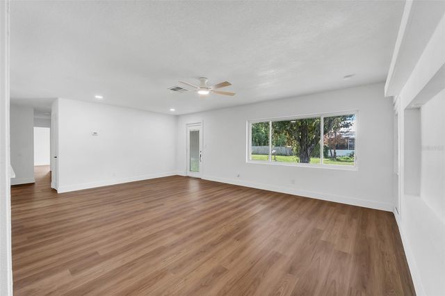 180 N KENTUCKY AVENUE, Umatilla, FL 32784