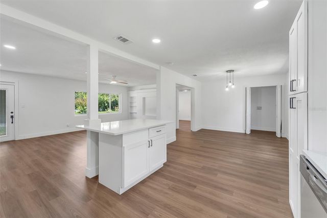 180 N KENTUCKY AVENUE, Umatilla, FL 32784