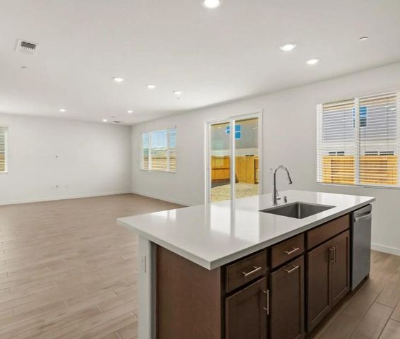 7 Holliston Ct, Sacramento, CA 95835