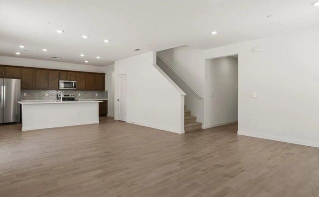 7 Holliston Ct, Sacramento, CA 95835