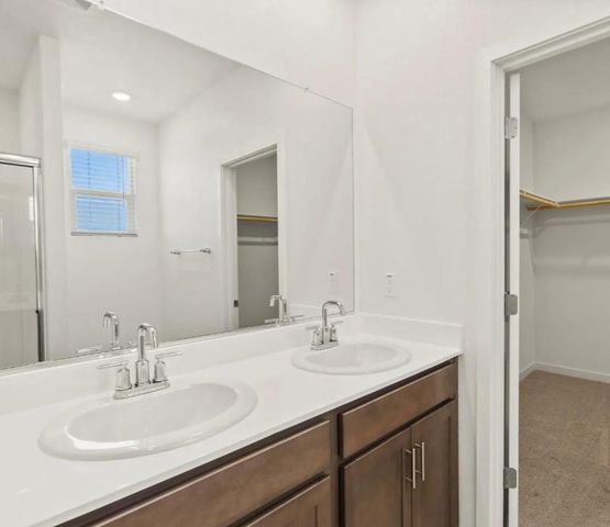 7 Holliston Ct, Sacramento, CA 95835
