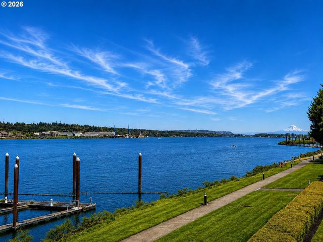 707 N HAYDEN ISLAND Dr 215, Portland, OR 97217