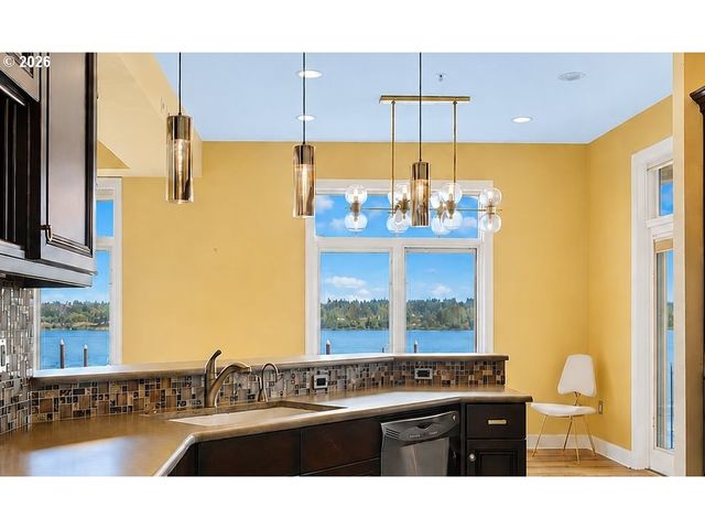 707 N HAYDEN ISLAND Dr 215, Portland, OR 97217