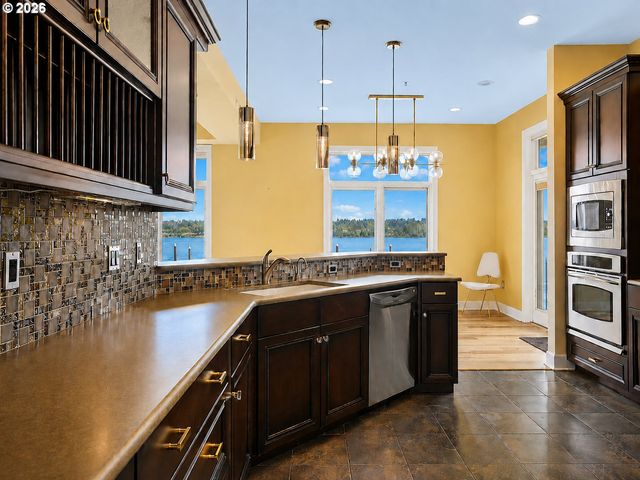 707 N HAYDEN ISLAND Dr 215, Portland, OR 97217