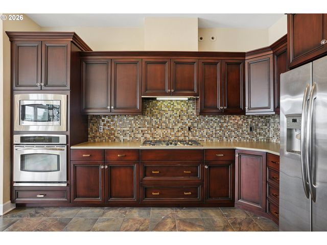 707 N HAYDEN ISLAND Dr 215, Portland, OR 97217