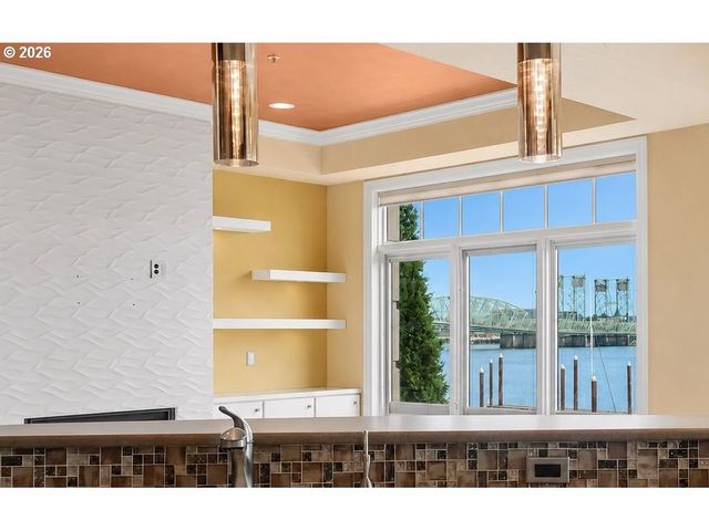 707 N HAYDEN ISLAND Dr 215, Portland, OR 97217