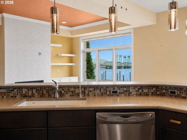 707 N HAYDEN ISLAND Dr 215, Portland, OR 97217