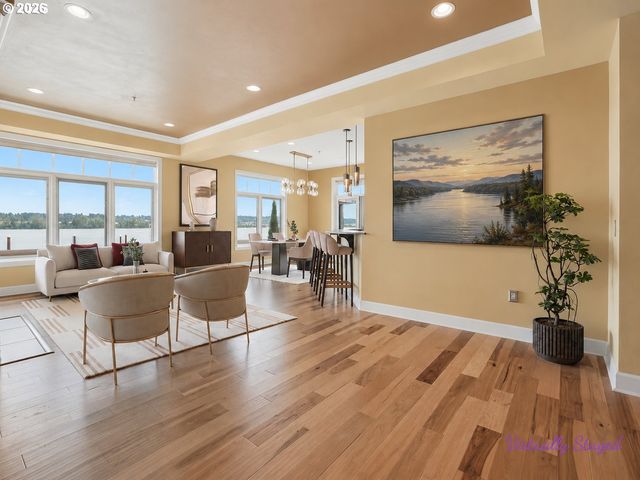 707 N HAYDEN ISLAND Dr 215, Portland, OR 97217