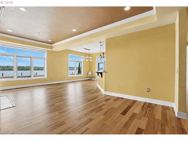 707 N HAYDEN ISLAND Dr 215, Portland, OR 97217
