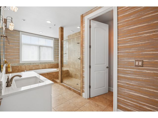 707 N HAYDEN ISLAND Dr 215, Portland, OR 97217