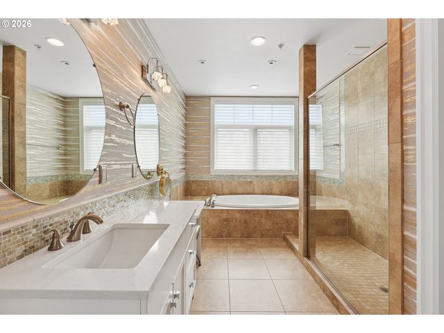 707 N HAYDEN ISLAND Dr 215, Portland, OR 97217