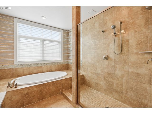 707 N HAYDEN ISLAND Dr 215, Portland, OR 97217