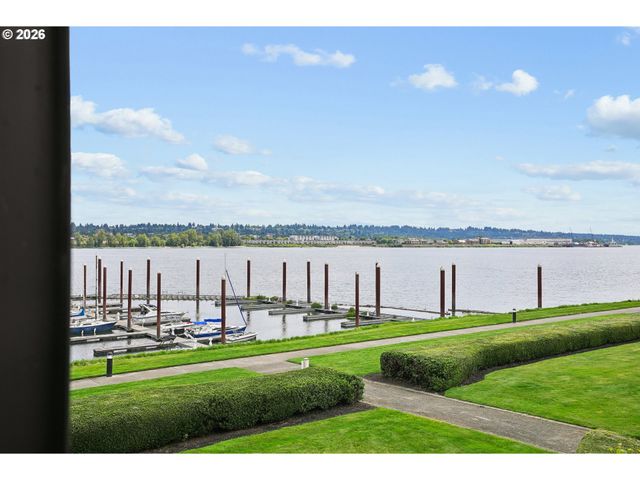 707 N HAYDEN ISLAND Dr 215, Portland, OR 97217