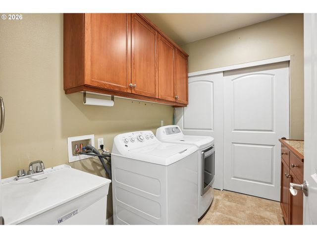 707 N HAYDEN ISLAND Dr 215, Portland, OR 97217