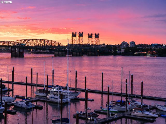 707 N HAYDEN ISLAND Dr 215, Portland, OR 97217