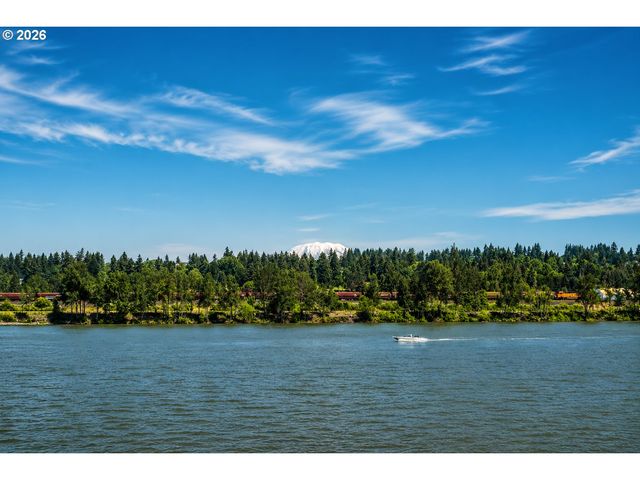707 N HAYDEN ISLAND Dr 215, Portland, OR 97217