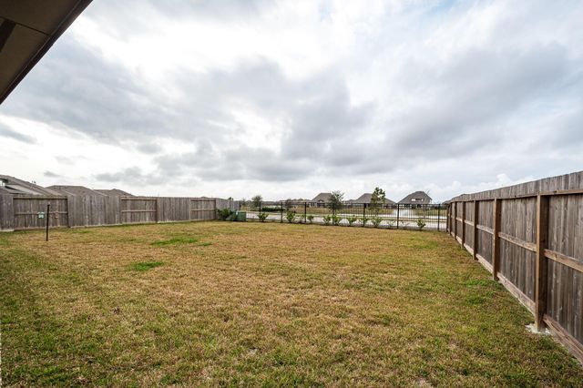 15359 Spring Lake Avenue, Mont Belvieu, TX 77523