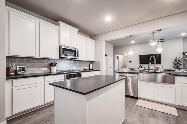 15359 Spring Lake Avenue, Mont Belvieu, TX 77523