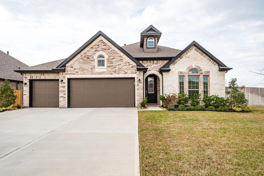15359 Spring Lake Avenue, Mont Belvieu, TX 77523