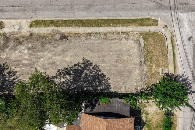 1735 E Waco, Dallas, TX 75216