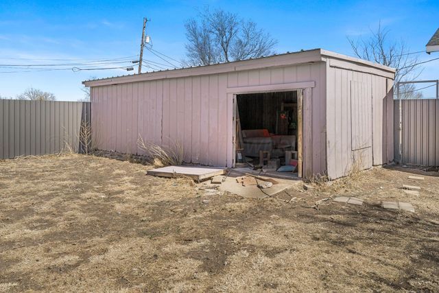 900 Goodnight Street, Claude, TX 79019