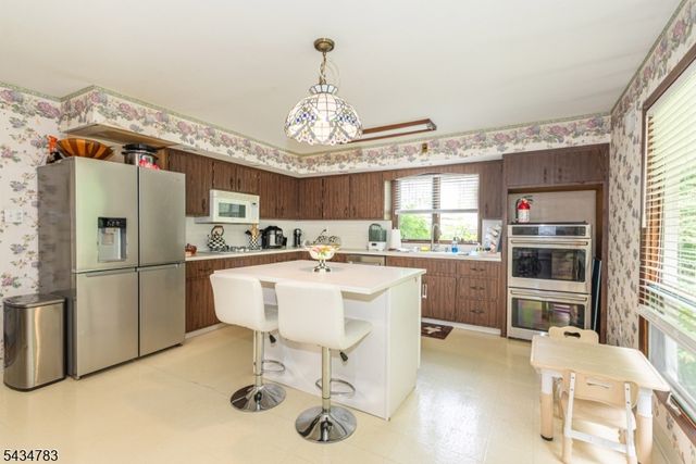 319 Winifred Dr, Totowa Boro, NJ 07512
