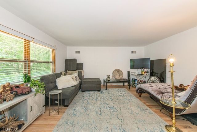 319 Winifred Dr, Totowa Boro, NJ 07512