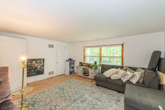 319 Winifred Dr, Totowa Boro, NJ 07512