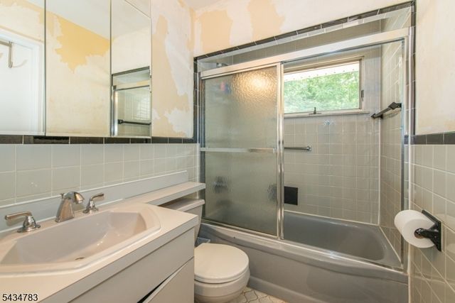 319 Winifred Dr, Totowa Boro, NJ 07512