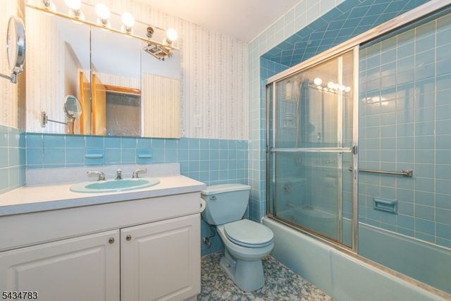 319 Winifred Dr, Totowa Boro, NJ 07512