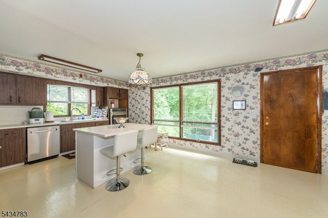 319 Winifred Dr, Totowa Boro, NJ 07512