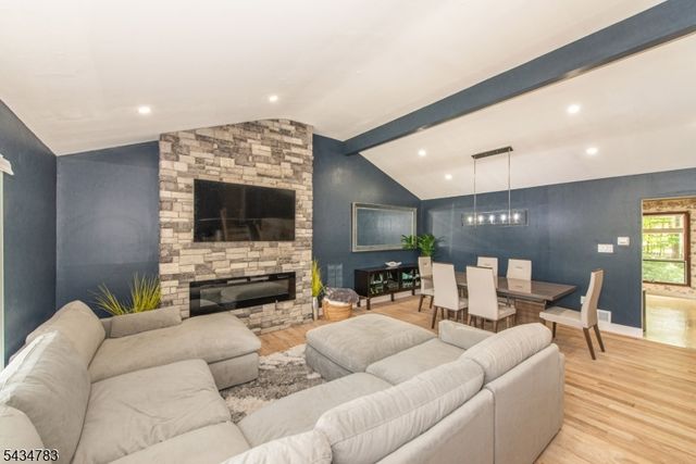 319 Winifred Dr, Totowa Boro, NJ 07512
