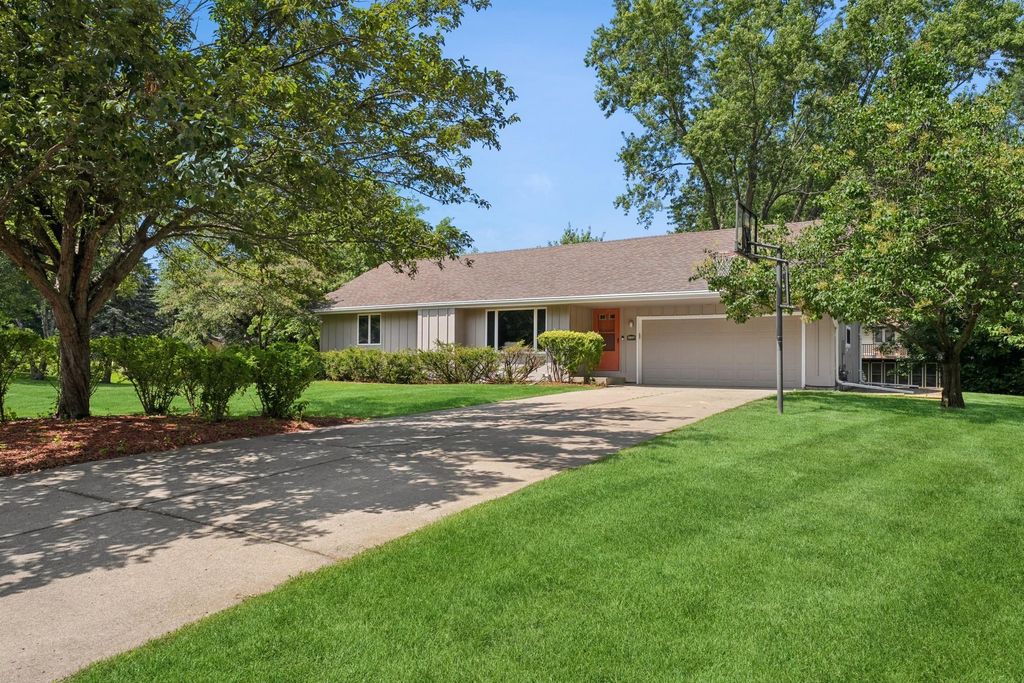 2801 Black Oaks Lane N, Plymouth, MN 55447