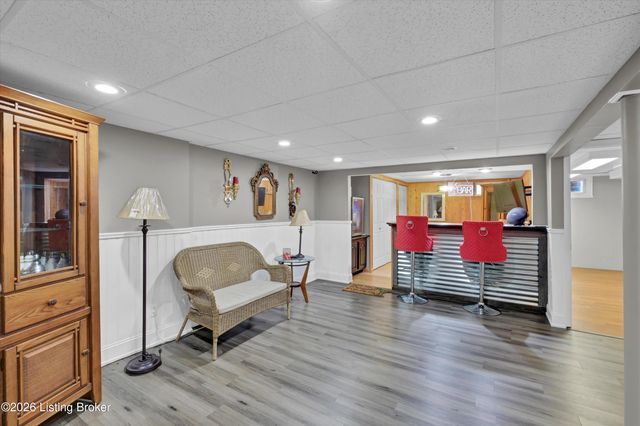 8206 Ardenia Ln, Louisville, KY 40228