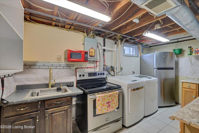 8206 Ardenia Ln, Louisville, KY 40228