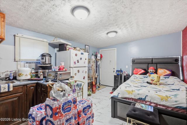 8206 Ardenia Ln, Louisville, KY 40228
