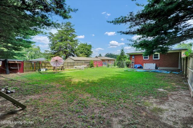 8206 Ardenia Ln, Louisville, KY 40228