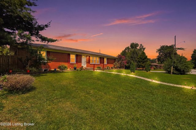 8206 Ardenia Ln, Louisville, KY 40228