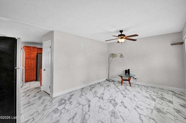 8206 Ardenia Ln, Louisville, KY 40228