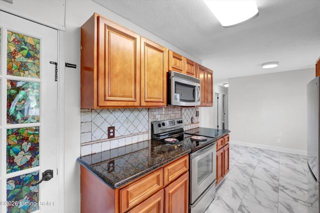 8206 Ardenia Ln, Louisville, KY 40228