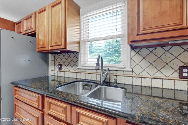 8206 Ardenia Ln, Louisville, KY 40228