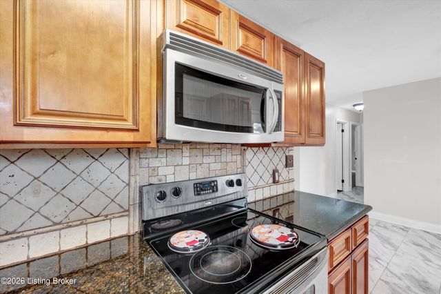 8206 Ardenia Ln, Louisville, KY 40228