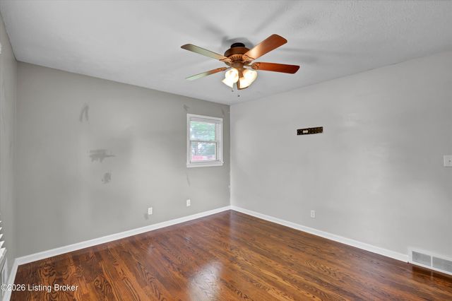 8206 Ardenia Ln, Louisville, KY 40228