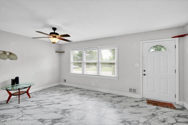 8206 Ardenia Ln, Louisville, KY 40228