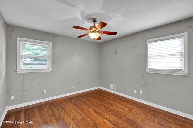 8206 Ardenia Ln, Louisville, KY 40228