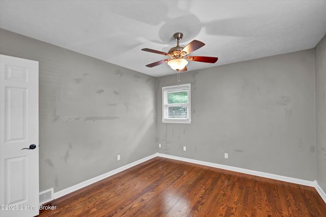 8206 Ardenia Ln, Louisville, KY 40228