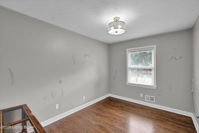 8206 Ardenia Ln, Louisville, KY 40228